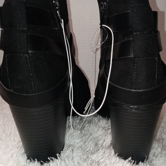 Massini Black faux suede ankle bootie NEW - Picture 5 of 5